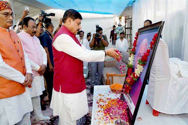 मुख्यमंत्री-डॉ-यादव-ने-स्व.-ब्रम्हानंद-यादव-को-पुष्पांजलि-अर्पित-कर-दी-श्रद्धांजलि