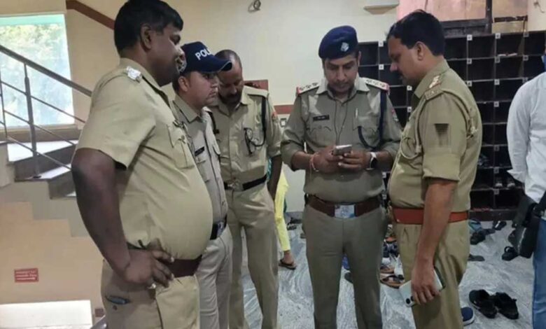सड़क-पर-दौड़ती-बस-में-हुई-महिला-की-डिलीवरी,-फिर-नवजात-को-फेंक-दिया-खिड़की-से,-मौत