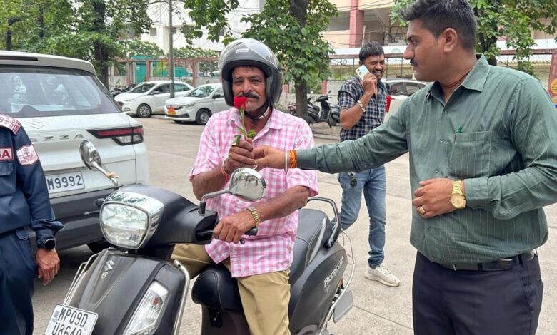 इंदौर-के-सरकारी-दफ्तरों-में-बिना-हेलमेट-एंट्री-नहीं!-पहनने-वालों-का-हो-रहा-स्वागत