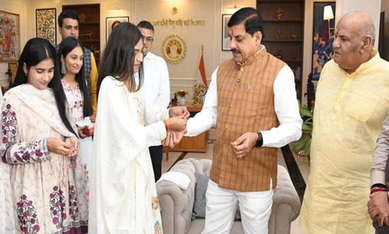 मुख्यमंत्री-डॉ.-यादव-ने-राखी-बंधवाकर-की-बहनों-के-सुखद-स्वस्थ-जीवन-की-कामना