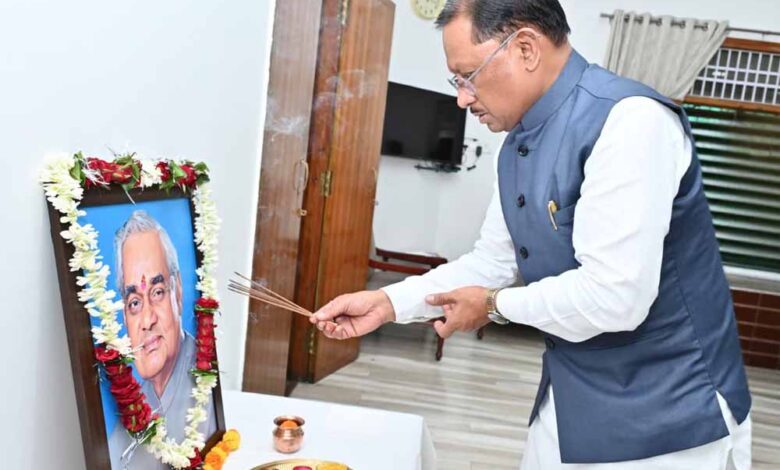 मुख्यमंत्री-साय-ने-अटल-बिहारी-वाजपेयी-की-पुण्यतिथि-पर-उन्हें-किया-नमन