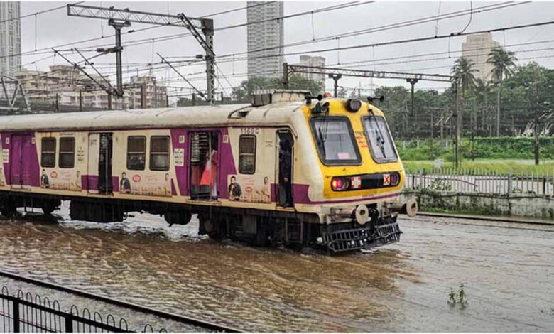 मुंबई-में-बारिश-का-कहर:-24-घंटे-में-6-की-मौत,-15-घंटे-ठप-रही-हार्बर-लाइन