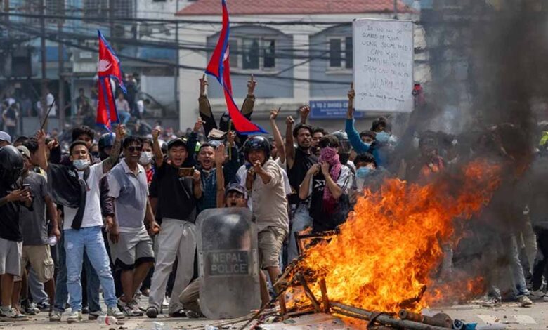 नेपाल-में-gen-z-प्रदर्शन-भड़का:-हिंसा-में-72-मौतें,-2113-घायल-–-क्या-सरकार-काबू-पा-पाएगी?