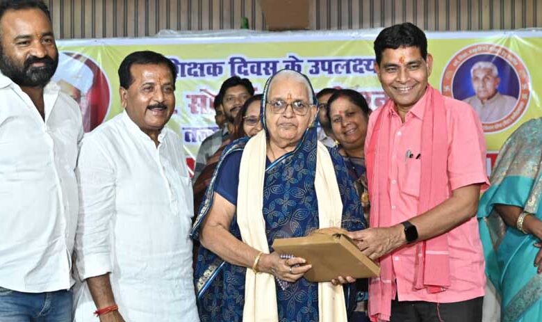 रायपुर-:-समाज-के-भविष्य-और-वर्तमान-के-पथप्रदर्शक-शिक्षक-व-पत्रकार-मंत्री-टंकराम-वर्मा