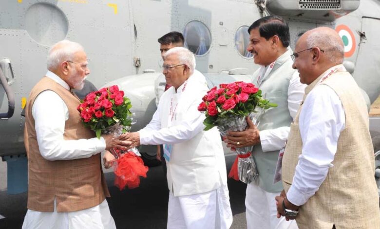 प्रधानमंत्री-मोदी-का-इंदौर-आगमन-पर-हुआ-आत्मीय-स्वागत