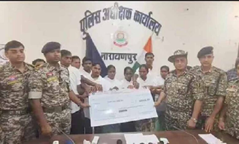 नारायणपुर-में-नक्सल-उन्मूलन-अभियान-के-तहत-12-नक्सलियों-ने-किया-सरेंडर,-18-लाख-के-इनामी-भी-शामिल