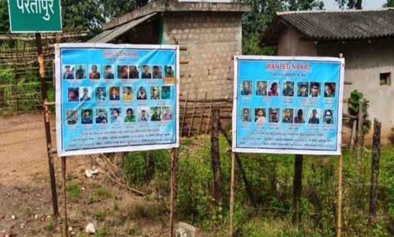 अब-माओवादियों-के-खिलाफ-पुलिस-का-पोस्टर-वार,-गांव-गांव-में-लगाए-पोस्टर,-लोगों-से-मांगी-मदद