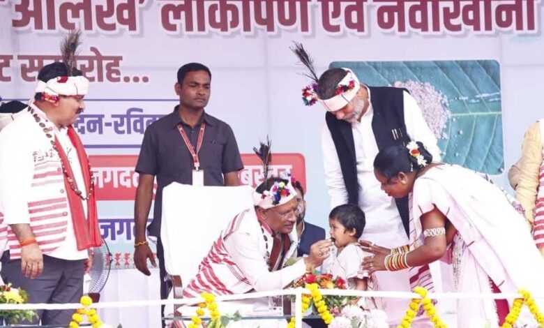 मुख्यमंत्री-विष्णुदेव-साय-का-आत्मीय-और-वात्सल्यपूर्ण-व्यवहार-:-नन्ही-बच्ची-भूमिका-बघेल-को-दुलारते-हुए-खिलाया-महुआ-लड्डू