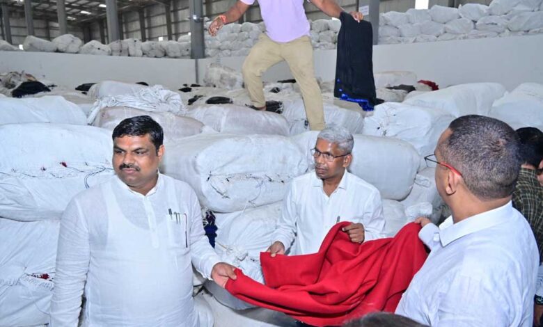 रायपुर-:-ग्रामोद्योग-मंत्री-गजेन्द्र-यादव-ने-किया-हाथकरघा-बुनकर-संघ-के-गोदाम-का-अवलोकन