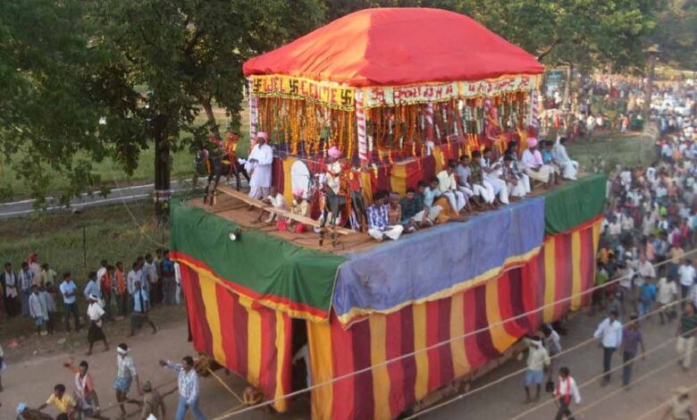 बस्तर-दशहरा-में-परंपरा-और-विवाद-का-संगम:-फूल-रथ-और-विजय-रथ-पर-उठे-सवाल