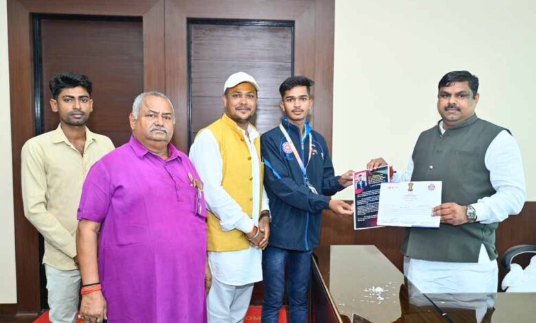 रायपुर-:-शिक्षा-मंत्री-श्री-गजेन्द्र-यादव-से-श्री-ओमप्रकाश-सेन-ने-की-सौजन्य-भेंट