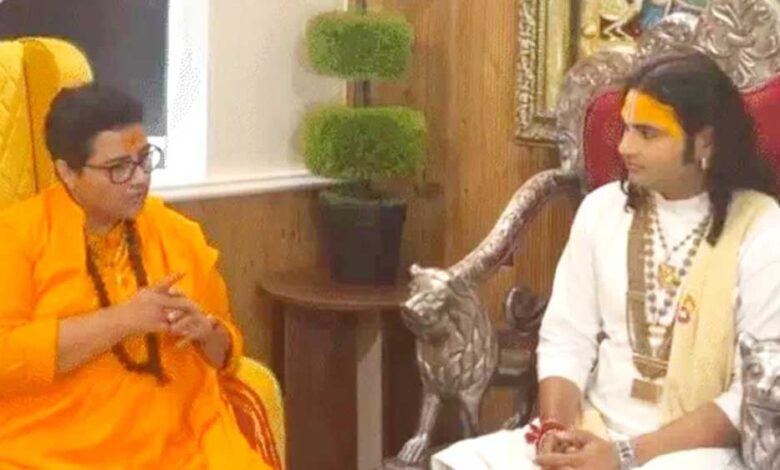 प्रज्ञा-सिंह-ठाकुर-ने-कथावाचक-अनिरुद्धाचार्य-से-मुलाकात-की,-लिव-इन-रिलेशनशिप-पर-जताई-आपत्ति