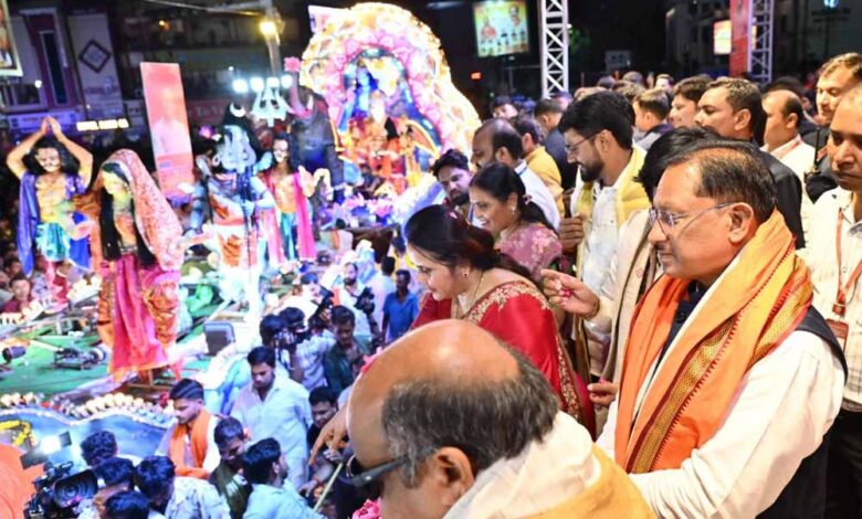 विविध-पौराणिक-प्रसंगों-एवं-आधुनिक-घटनाओं-पर-आधारित-सुसज्जित-झांकियां-बनी-आकर्षण-का-केंद्र:-झांकियों-को-देखने-रायपुर-में-उमड़ा-जनसैलाब