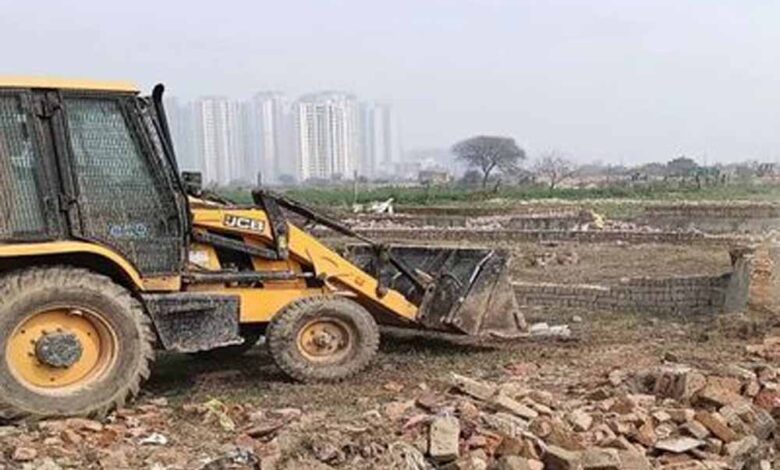 भाठागांव-में-अवैध-प्लॉटिंग-पर-बड़ी-कार्रवाई,-जेसीबी-से-पांच-एकड़-जमीन-हुई-मुक्त