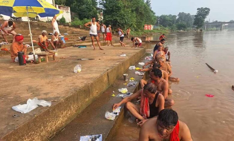 पितृपक्ष-पर-श्रद्धालुओं-का-सैलाब:-महामाया-मंदिर-के-छठ-घाट-और-कन्हर-नदी-तट-पर-उमड़ी-भीड़