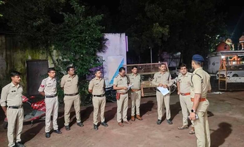 देवास-में-पुलिस-की-बड़ी-कार्रवाई:-21-थानों-की-संयुक्त-कांबिंग-गश्त,-275-से-अधिक-बदमाशों-की-चेकिंग