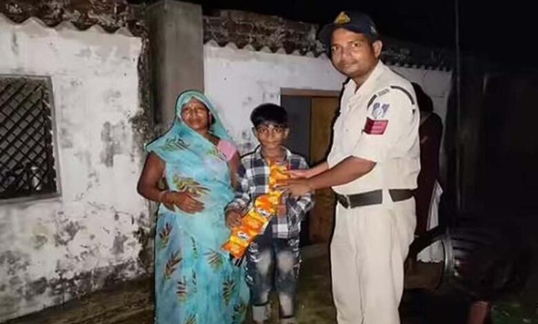 सिंगरौली-में-कुरकुरे-न-मिलने-पर-बच्चे-ने-पुलिस-को-किया-फोन,-बोला-–-मां-ने-बांधकर-पीटा