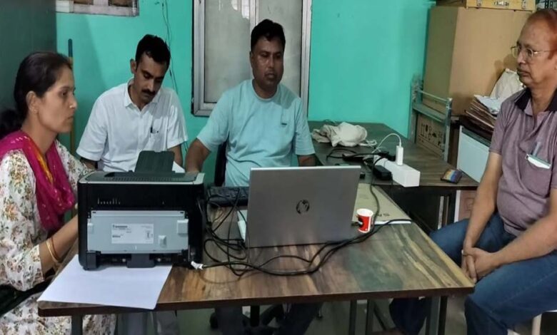 टीकमगढ़-में-लोकायुक्त-की-बड़ी-कार्रवाई,-नेत्र-सहायक-20-हजार-की-रिश्वत-लेते-गिरफ्तार
