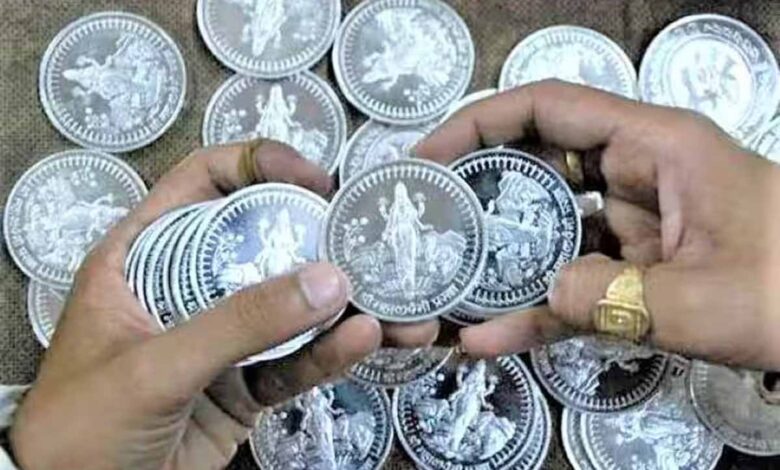 त्योहारी-सीजन-में-नकली-चांदी-के-सिक्कों-का-धंधा-चरम-पर,-मिलावटखोरों-से-रहें-सावधान!