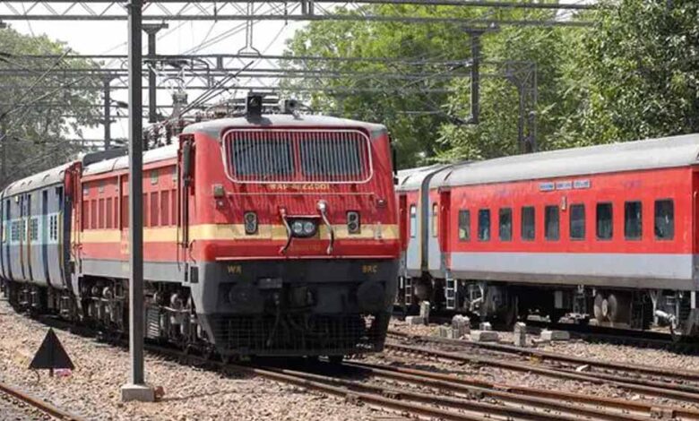 त्योहार-से-पहले-ट्रेनों-में-जबरदस्त-भीड़,-स्लीपर-और-एसी-में-सीटें-फुल,-यात्री-परेशान