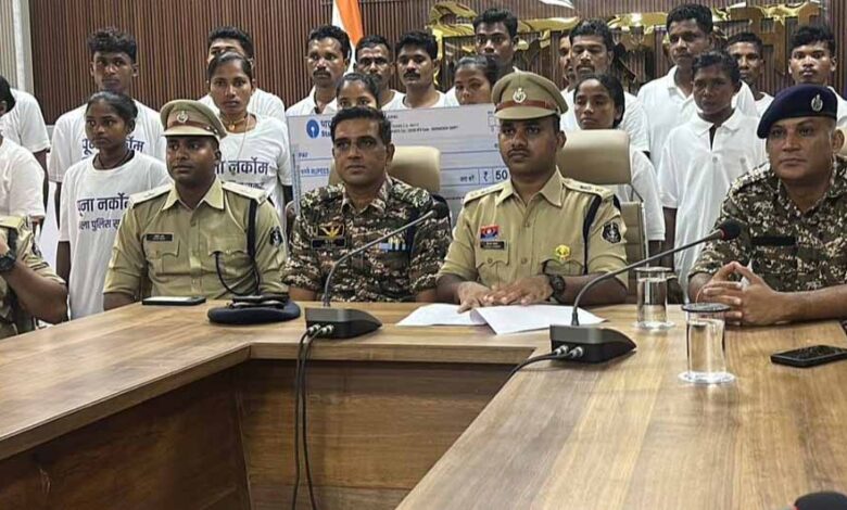 लाल-आतंक-से-निजात:-27-नक्सली-लौटे-मुख्यधारा,-50-लाख-का-इनाम-रद्द