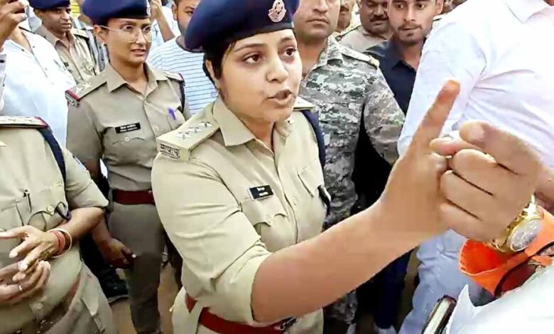 ग्वालियर-की-मुस्लिम-महिला-dsp-ने-दिखाई-सूझबूझ,-विरोध-करने-वालों-पर-लगाए-‘जय-श्रीराम’-के-नारे