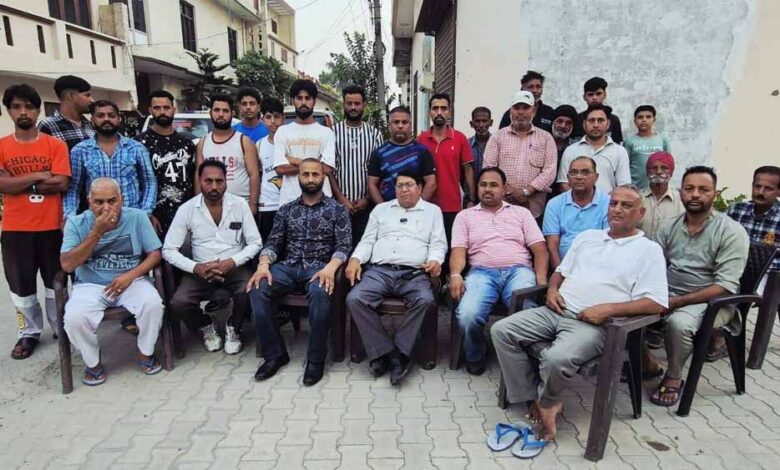 गांव-बन-गया-पुलिस-छावनी,-तनाव-ने-बढ़ाई-स्थानीय-लोगों-की-चिंताएं