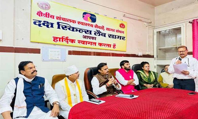 डॉक्टर्स-की-इमरजेंसी-कक्ष-में-उपस्थिति-सुनिश्चित-करें-:-उप-मुख्यमंत्री-शुक्ल