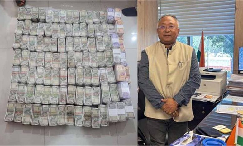 cbi-की-बड़ी-कार्रवाई:-10-लाख-रुपये-लेते-रंगे-हाथों-पकड़ा-गया-सरकारी-अफसर,-घर-से-बरामद-हुआ-पेटी-भर-पैसा!