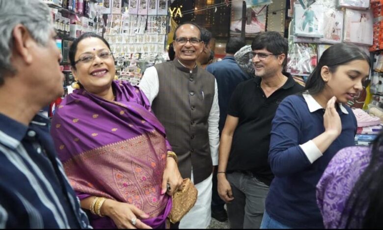 धनतेरस-पर-मामा-का-ह्यूमर!-चांदी-का-सिक्का-देखकर-बोले-–-‘महंगा-है-तो-छोटा-ले-लेते-हैं’