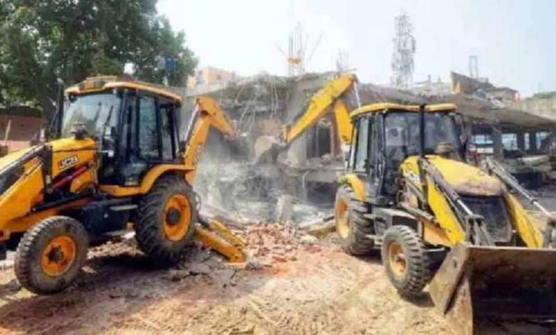 mp-में-बुलडोजर-की-गूंज:-गरीबों-के-घर-टूटे,-बाबाओं-की-आलीशान-संपत्ति-पर-सरकार-खामोश!