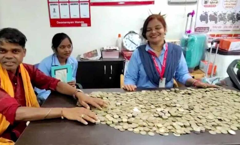 सिक्कों-का-समंदर,-भावनाओं-की-उमंग:-₹40-हजार-लेकर-स्कूटी-खरीदने-आए-किसान,-शोरूम-मालिक-भी-भावुक