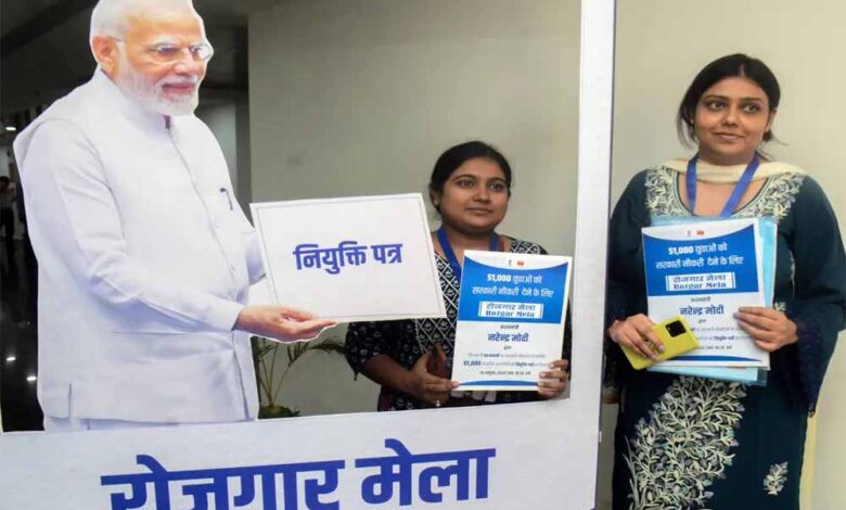 पीएम-मोदी-से-नियुक्ति-पत्र-पाकर-झूमे-युवा,-बोले–-अब-‘विकसित-भारत’-का-हिस्सा-बनने-का-सपना-हुआ-पूरा