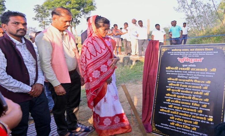 रायपुर-:-मंत्री-श्रीमती-लक्ष्मी-राजवाड़े-ने-बैजनाथपुर-जलाशय-जीर्णोद्धार-कार्य-का-किया-भूमिपूजन