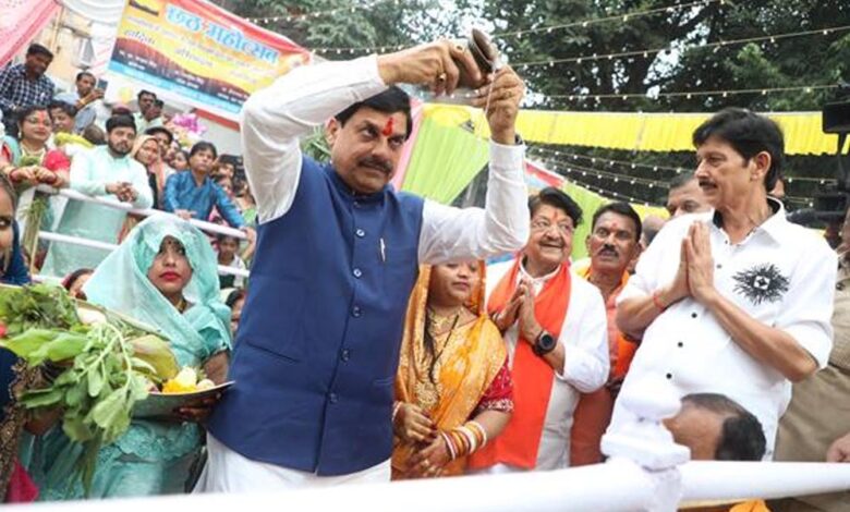 अपनों-के-सुख-समृद्धि-के-लिए-कष्ट-सहते-हुए-आनंद-के-साथ-व्रत-रखने-वाली-माता-बहनों-को-मेरा-नमन-:-मुख्यमंत्री-डॉ.-यादव