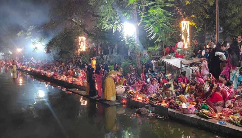 आमातालाब-के-घाट-पर-उगते-सूर्य-को-छठ-व्रतियों-ने-दी-उषा-अर्घ्य-देकर-4-दिवसीय-पवित्र-अनुष्ठान-का-समापन-किया