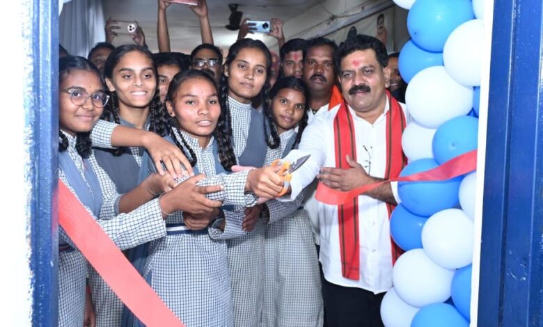 रायपुर-:-बच्चों-के-संग-विद्यार्थी-बने-उपमुख्यमंत्री-विजय-शर्मा