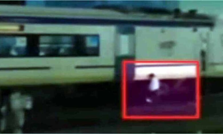 वंदे-भारत-एक्सप्रेस-के-पायलट-की-हरकत-देख-यात्रियों-के-उड़े-होश,-रेलवे-में-मचा-हड़कंप!