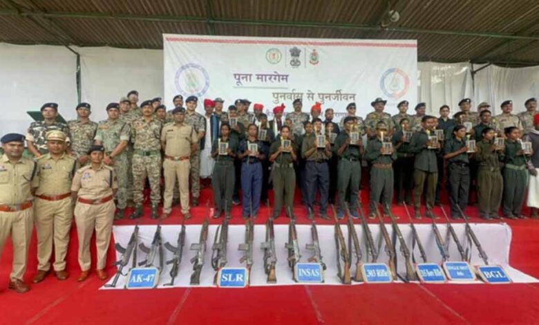 ‘लाल-गलियारे’-में-बड़ी-दरार:-21-नक्सलियों-ने-18-हथियारों-संग-किया-आत्मसमर्पण