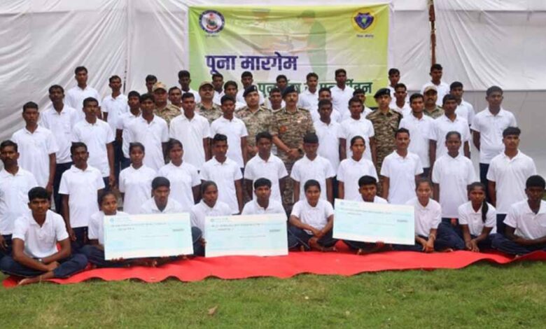 बीजापुर-में-नक्सलवाद-को-बड़ा-झटका:-66-लाख-के-इनामी-51-नक्सलियों-ने-किया-आत्मसमर्पण,-9-महिलाएं-भी-शामिल