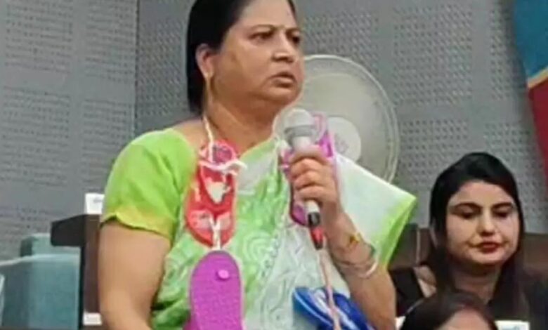 bjp-महिला-पार्षद-ने-चप्पल-की-माला-पहन-निगम-कार्यालय-पहुंचकर-लगाए-गंभीर-आरोप
