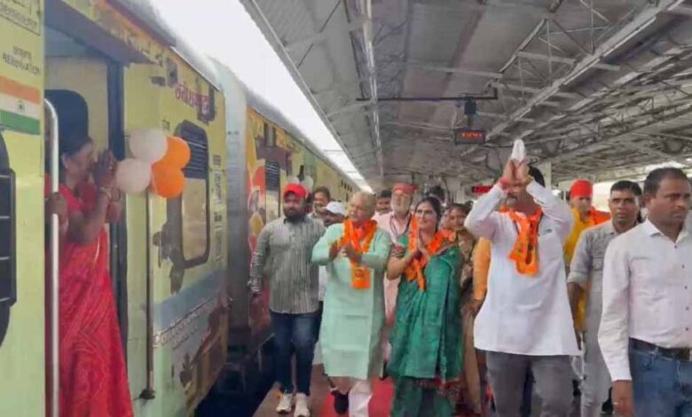 ‘श्री-राम-लला-दर्शन-योजना’-के-तहत-श्रद्धालुओं-की-विशेष-ट्रेन-रवाना,-विधायक-धरमलाल-कौशिक-ने-किया-शुभारंभ