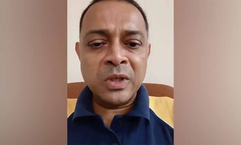 पटाखे-जलाए-और-कहा-बाहर-फायरिंग-हो-रही!—-रोहित-आर्य-की-हरकत-से-बुजुर्ग-महिला-हुई-हैरान