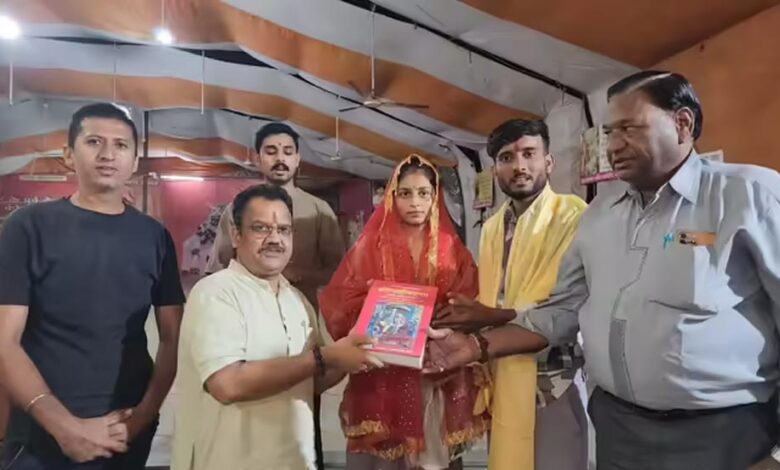 खंडवा-में-रुखसार-ने-हिंदू-युवक-से-रचाई-शादी,-बोली-बचपन-से-सनातन-धर्म-में-था-सम्मान
