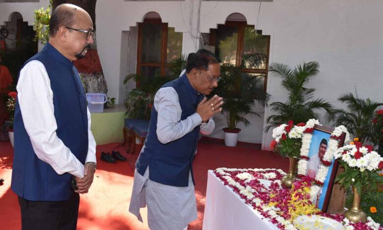 उप-राष्ट्रपति,-राज्यपाल-एवं-मुख्यमंत्री-ने-भारत-रत्न-डॉ.-भूपेन-हजारिका-की-पुण्यतिथि-पर-उन्हें-किया-नमन