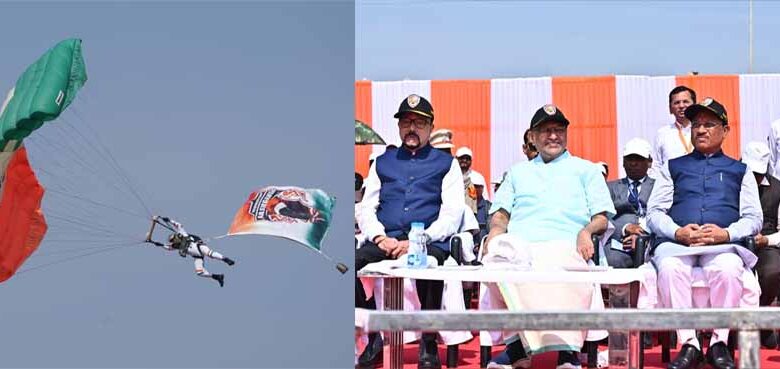 राज्योत्सव-पर-वायु-सेना-की-टीम-का-रोमांचक-एयर-शो,-सेंध-जलाशय-के-ऊपर-आसमां-में-गूंजा-‘जय-जोहार’-और-‘छत्तीसगढ़िया-सबले-बढ़िया’