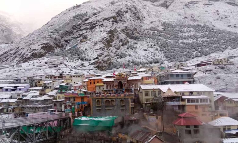 बर्फीली-वादियों-में-चमका-बद्रीनाथ-धाम,-दर्शन-के-लिए-उमड़ी-श्रद्धालुओं-की-भीड़