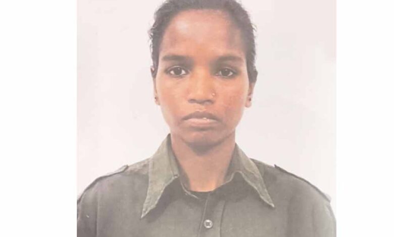 14-साल-बाद-बंदूक-से-विश्वास-की-राह-पर:-17-लाख-की-इनामी-नक्सली-कमला-सोरी-ने-किया-आत्मसमर्पण