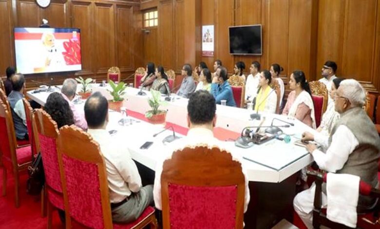 प्रधानमंत्री-मोदी-ने-राष्ट्रीय-गीत-वंदे-मातरम्-के-150वें-वर्ष-के-स्मरणोत्सव-समारोह-का-किया-शुभारम्भ