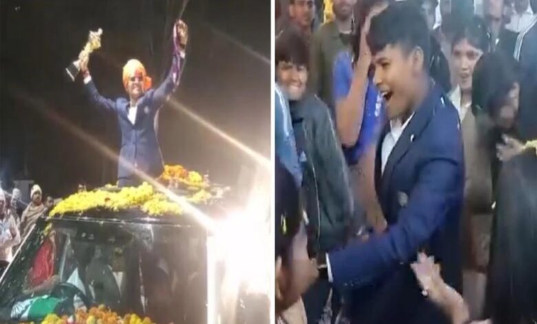 world-champion-क्रांति-का-भव्य-स्वागत!-क्रिकेट-के-शुरुआती-मैदान-पर-माथा-टेका-और-माटी-चूमा